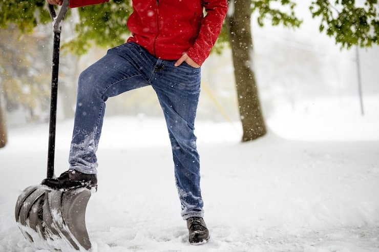 How to decide whether your roof needs snow removal for winter safety